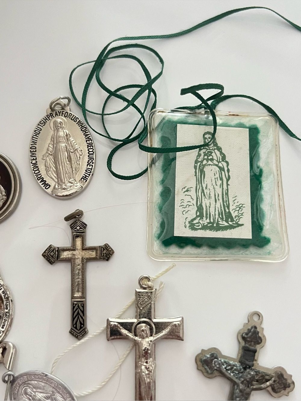 Vintage Catholic Religious Medals Saints Crucifix Jewelry Lot - Picture 5 of 6
